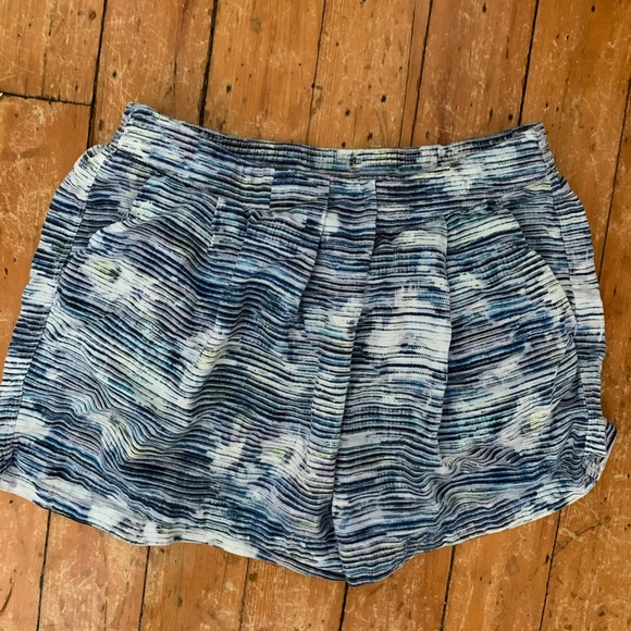 LULULEMON ๐ SHORTS size 8. LIKE NEW! - Picture 1 of 6